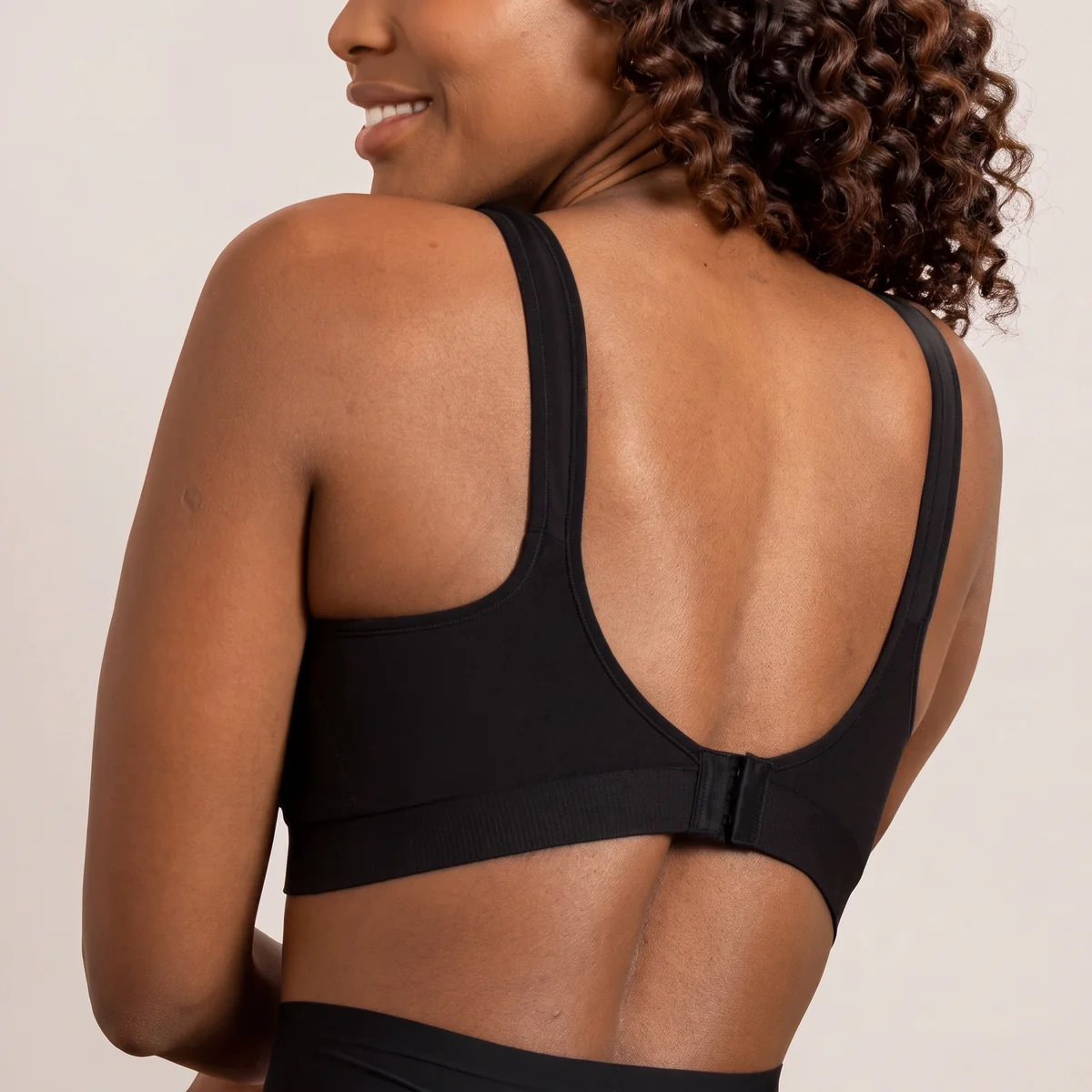 Brassière Belayan portée sous un t-shirt, effet invisible